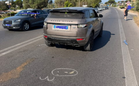 Tampona una Range Rover e fugge: ferita la conducente
