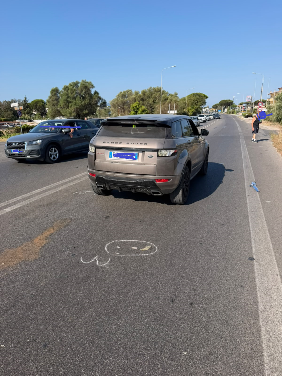 Tampona una Range Rover e fugge: ferita la conducente