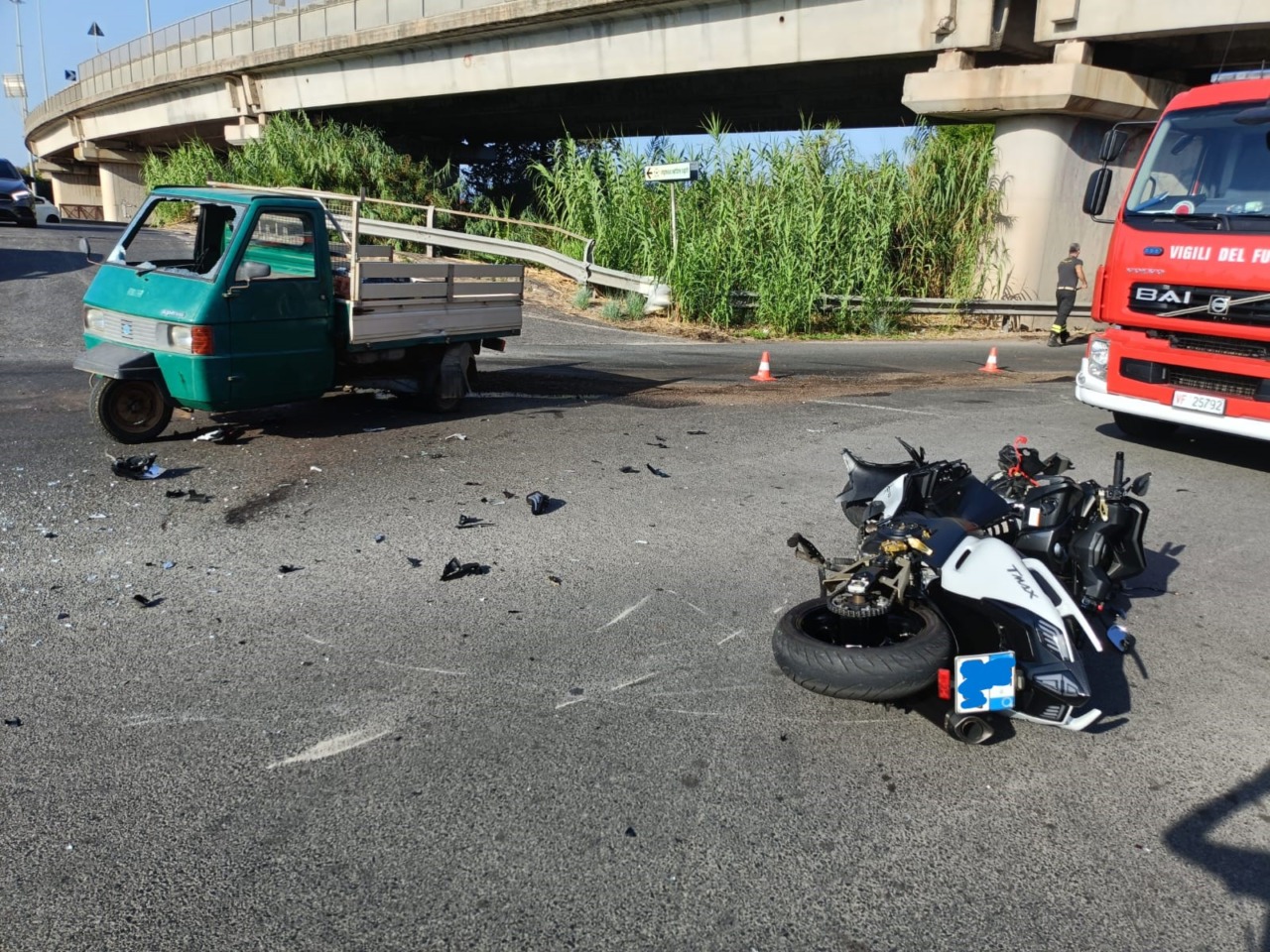 Scontro sulla Statale Appia tra un’Apecar e una moto