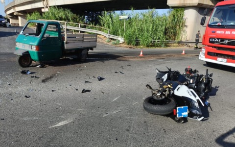 Scontro sulla Statale Appia tra un’Apecar e una moto