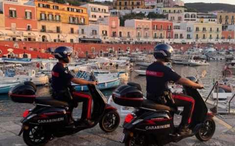 A Ponza arrivano due scooter elettrici per i Carabinieri