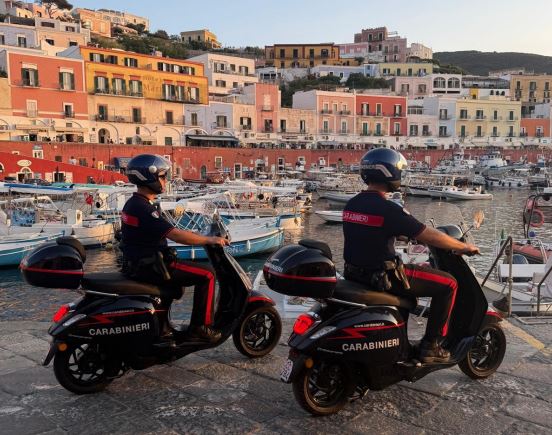 A Ponza arrivano due scooter elettrici per i Carabinieri