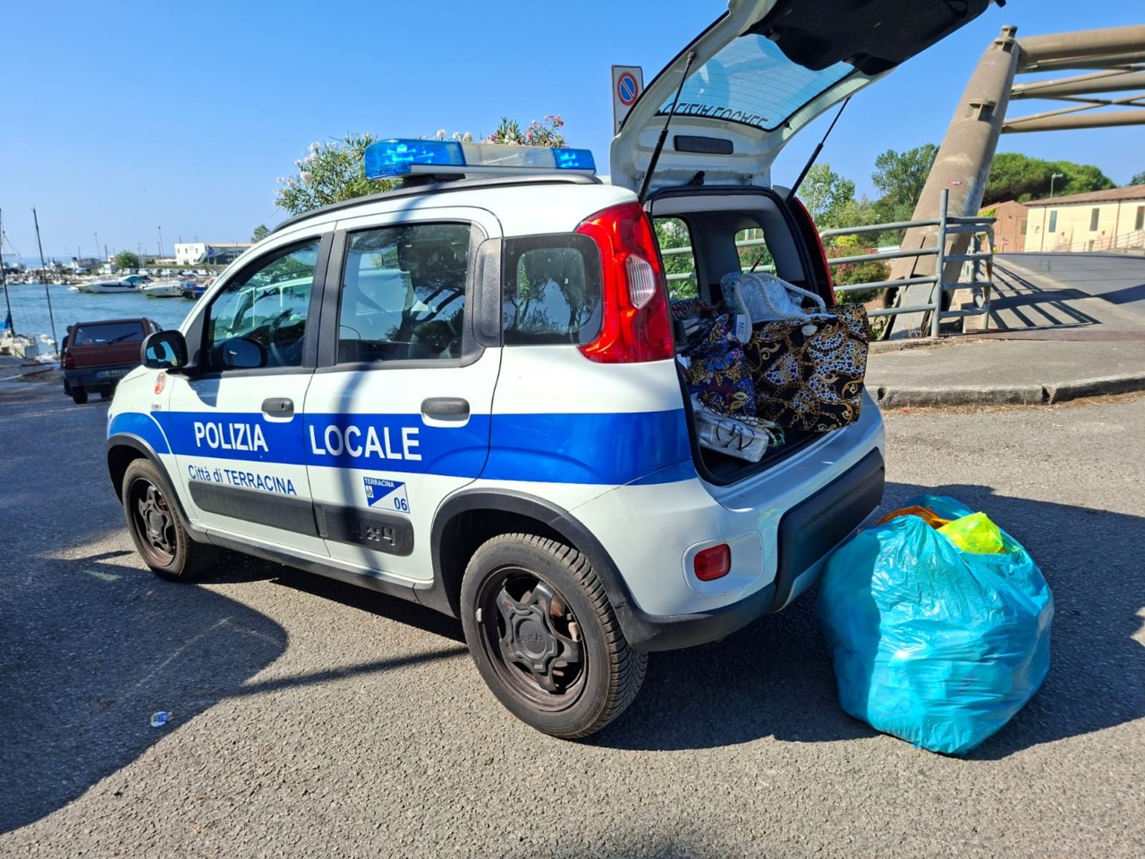 Terracina, sequestrati 200 chili di merce abusiva