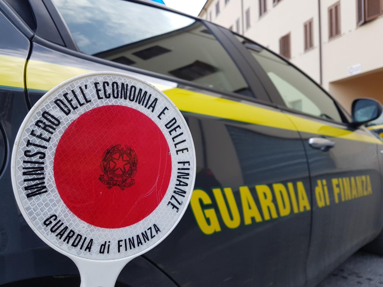 Latina, sequestrati alcuni ombrelloni al Lido Miramare