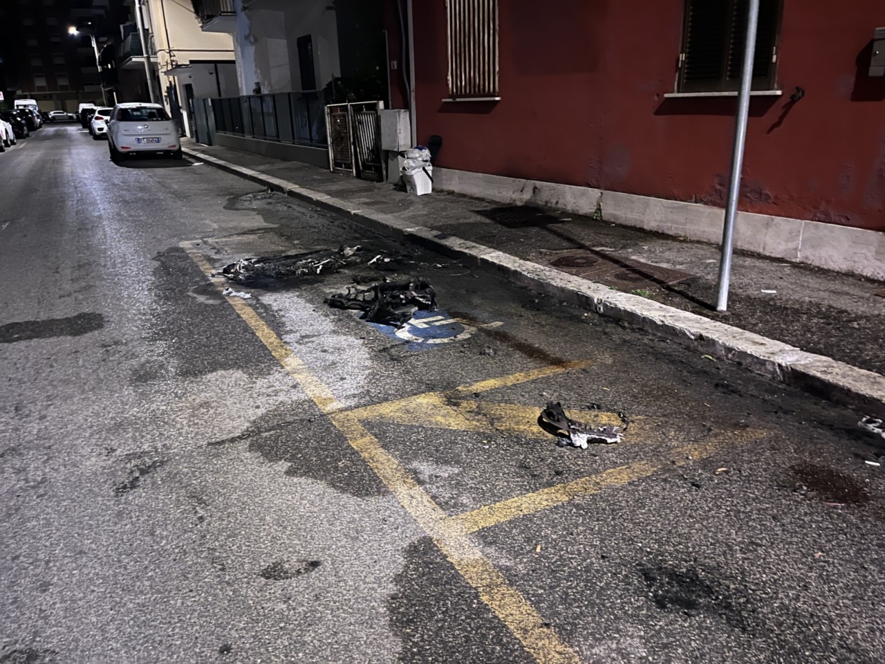 Incendio nella notte, utilitaria in fiamme a Latina