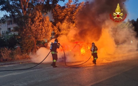 Ferrari si ribalta e prende fuoco sulla Pontina: illeso il conducente