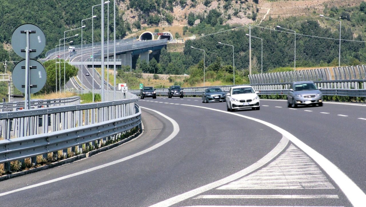 Lazio, dal 2027 stop al bollo per auto e moto fino a 80 kW