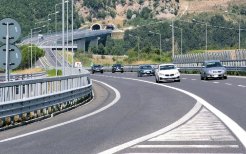 Lazio, dal 2027 stop al bollo per auto e moto fino a 80 kW