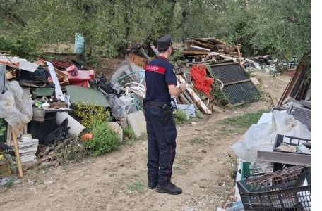 Rifiuti abbandonati per 80 metri cubi in un terreno a Formia