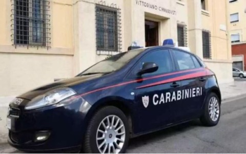 Aggredisce moglie e figlio: fuori casa con braccialetto elettronico
