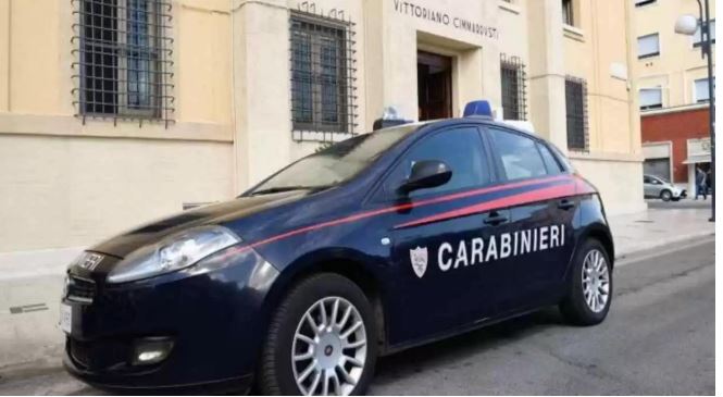 Aggredisce moglie e figlio: fuori casa con braccialetto elettronico
