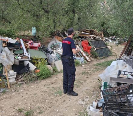 Rifiuti abbandonati per 80 metri cubi in un terreno a Formia