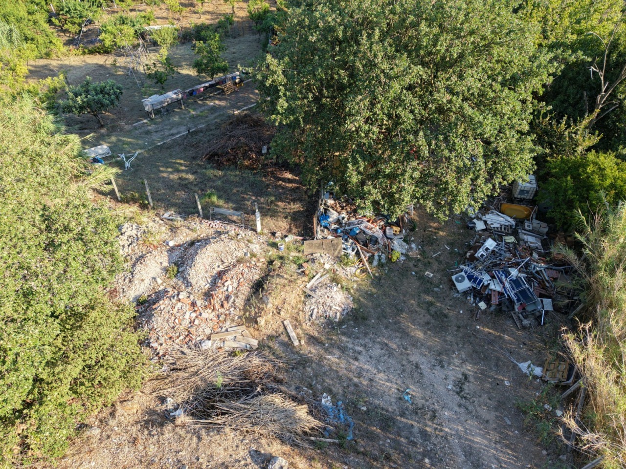 Fondi, sequestrata discarica abusiva in area agricola