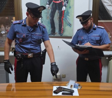 Pistola clandestina e munizioni: arrestato sulla Pontina