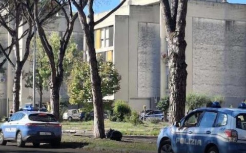 Striscione per gli Spinelli davanti alle case Arlecchino