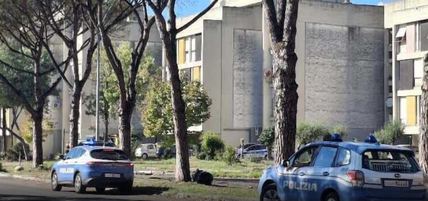 Striscione per gli Spinelli davanti alle case Arlecchino