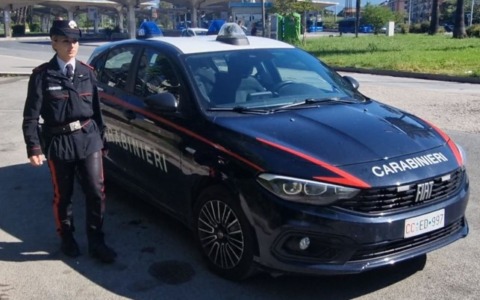 Spaccio in centro a Formia, fugge dopo aver spintonato i carabinieri