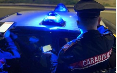Cinque spari contro un’auto a Fondi: caccia al responsabile