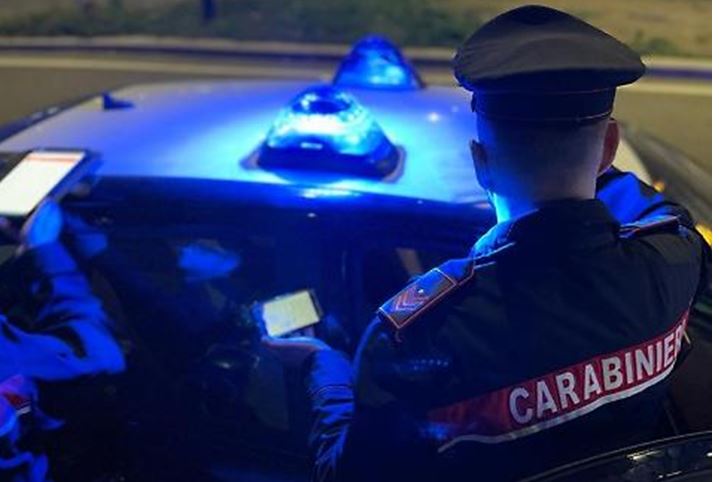 Cinque spari contro un’auto a Fondi: caccia al responsabile