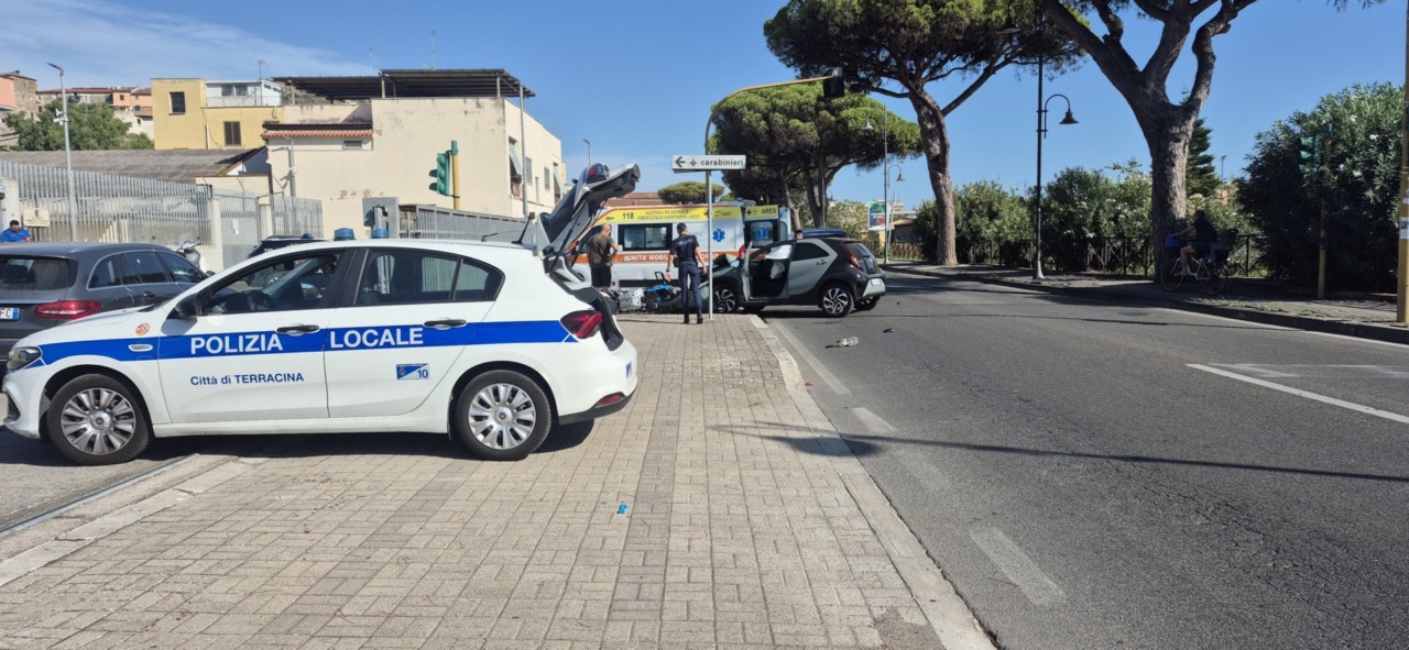 Scontro sull’Appia tra Toyota e scooter: grave un 24enne