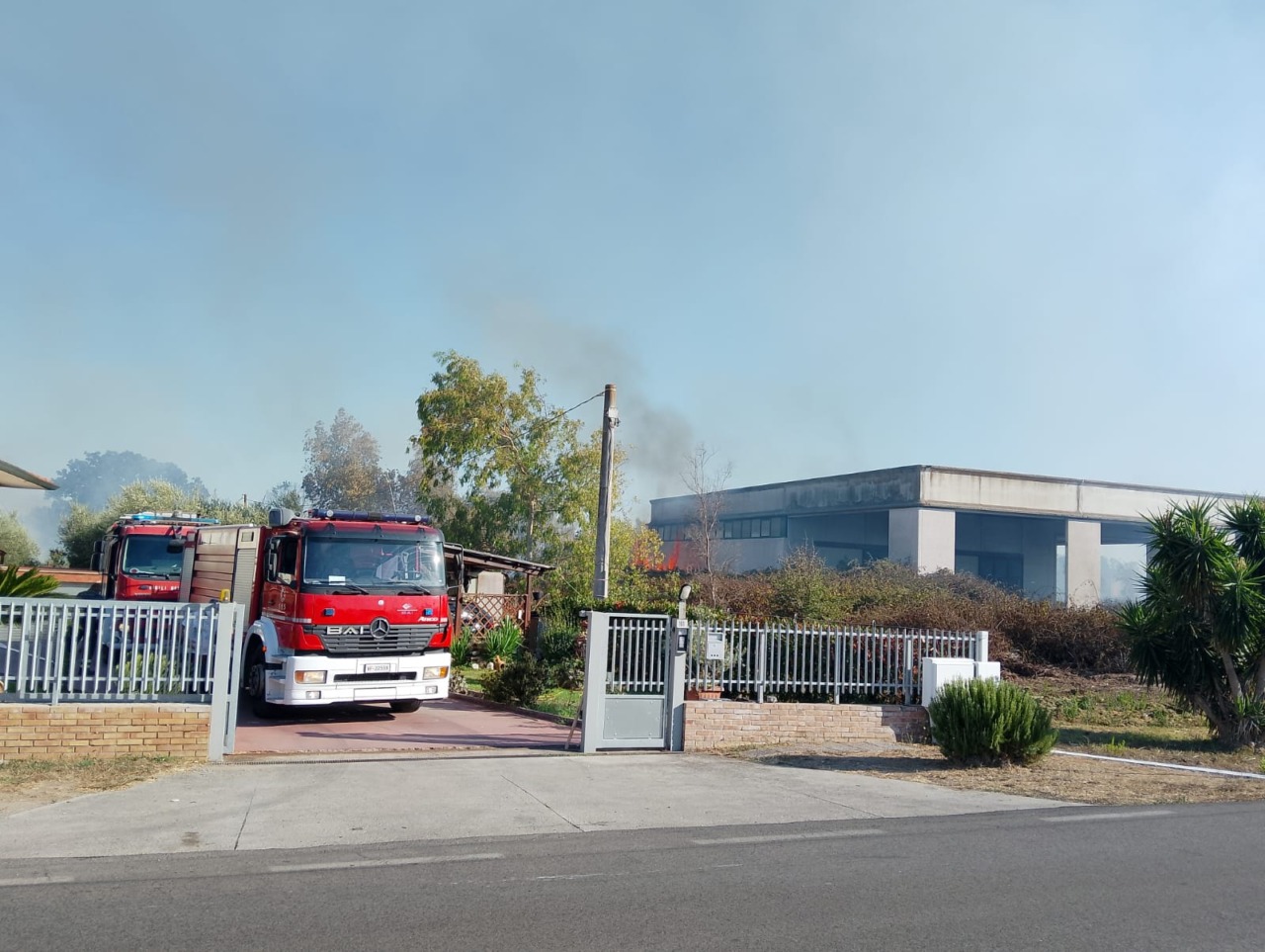 Fiamme tra sterpaglie a Borgo San Michele e sulla Pontina