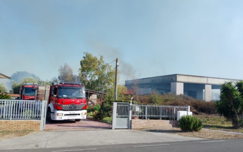 Fiamme tra sterpaglie a Borgo San Michele e sulla Pontina