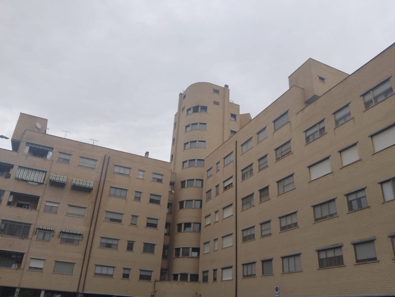 Incendio all’ottavo piano, evacuato un condominio a Latina