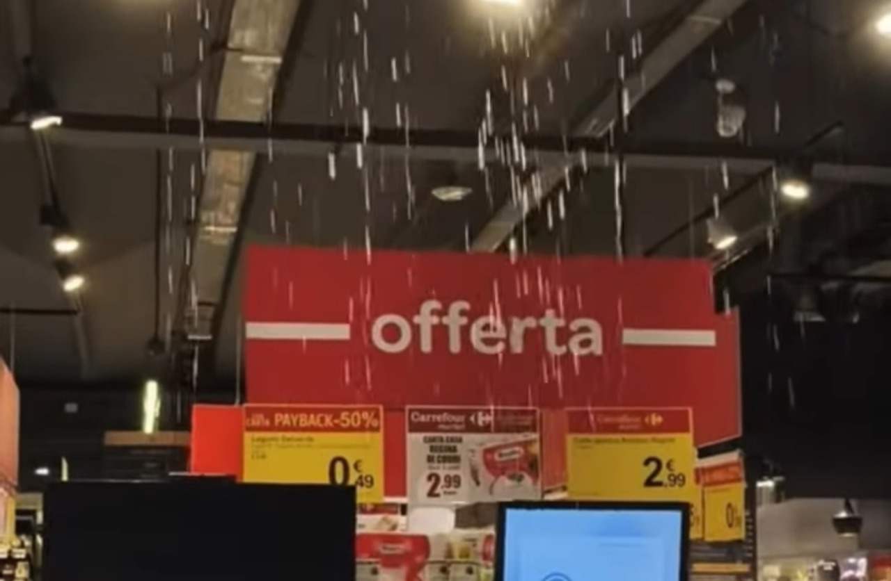 Nubifragio su Latina: strade allagate e pioggia al supermercato