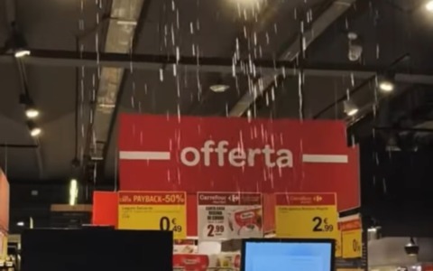 Nubifragio su Latina: strade allagate e pioggia al supermercato