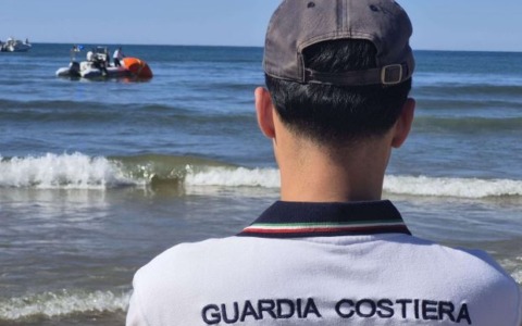 Capodoglio spiaggiato a Torre Paola: concluso il recupero
