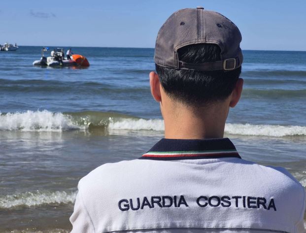 Capodoglio spiaggiato a Torre Paola: concluso il recupero